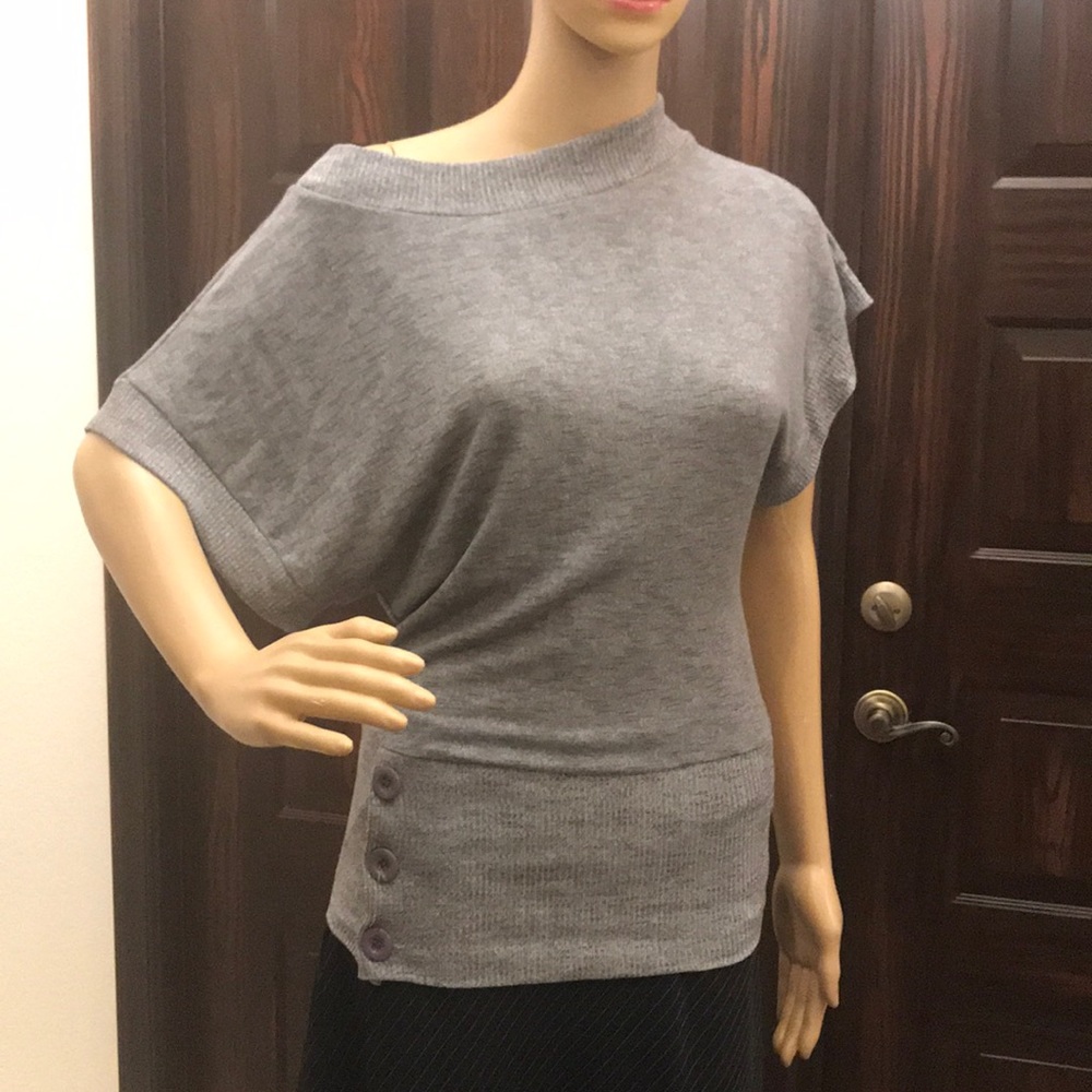 Grey top use it off a shoulder or round neck M